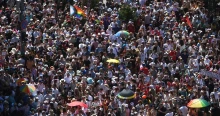 Hat mentőautóval, vízosztással, utcai orvosokkal készül a Budapest Pride csapata a szombati hőségre a felvonulás alatt