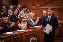 Standard-kommentár: Forradalminak tűnhet a Tisztítótűz, de Magyar Péter éles retorikája ellenére sem viselkedik forradalmár vezérként