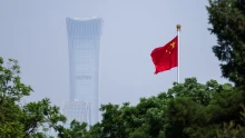 9/11 kicsiben: videón, ahogy egy repülőgép becsapódik Peking legmagasabb felhőkarcolójába