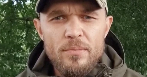 „A Kreml ellen fordíthatja fegyvereit az orosz hadsereg” – videókkal bombázzák Vlagyimir Putyint