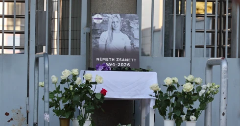 Gyertyagyújtással emlékeztek Újpesten a 11. emeletről kizuhant Németh Zsanettre – fotók