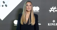 Itt a bizonyíték: együtt van Hódi Pamela és Tóth Bence - olvasónk fotózta le őket a repülőn