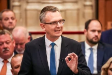 Rétvári Bence most a felzászlózott Erzsébet-híd előtt kritizálta az LMBTQ-közösséget