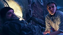Szent a béke: David Harbour és Millie Bobby Brown új Netflix-thrillersorozaton dolgoznak, amelyben apát és lányát fognak játszani