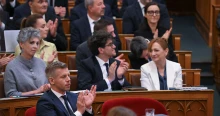 Tízezer vélemény érkezett: Magyar Péter szerint 95 százalék támogatja a 12 éves képviselői plafont