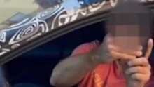 Videó: Egy álcázott autóban ülő sofőr magyarul káromkodva szállt szembe egy újságíróval Helsinkiben