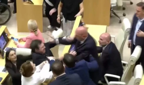 Videó: Tömegverekedés tört ki a grúz parlamentben