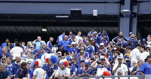 Érthetetlen döntés a FIFA-tól: nem játszhattak gyászkarszalagban a franciák