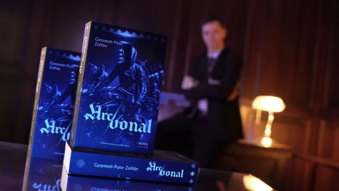 Itt a magyar Da Vinci-kód folytatása, amelyben Aba Sámuel szelleme kísért – a szerző a Mandinernek