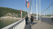 Megtisztította a szivárványos rongyoktól az Erzsébet hidat a HVIM a Pride reggelén