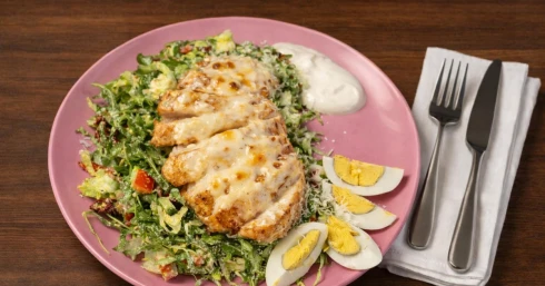 Sajtos csirkemellfilé főtt tojással és mediterrán salátával – Egy könnyed recept a nyári hőségben