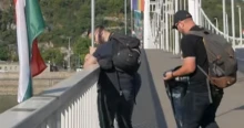 Zászlóháboró a Pride előtt az Erzsébet hídon: éjjel a Dunába dobálták, ma pedig egészen a Városházáig futottak a szivárványos zászlókkal