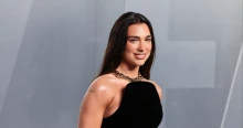 Dua Lipa betiltott és cenzúrázott köteteket bemutató könyvtárat nyitott