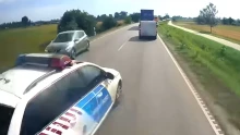 Akasztják a hóhért? Nagyot hibázott előzésnél egy rendőr + videó