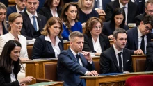 Folytatódik a parlament ülése, ma is megszólal Magyar Péter