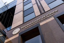 Szárnyalnak a hazai részvények, de az elszámoltatás keresztbe tehet nekik Mészáros Lőrinc bankja szerint