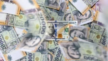 Borzalmas napja van a forintnak, az euró és a dollár is alaposan elpüfölte – az OTP diadalra vezette a pesti tőzsdét