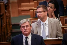 A Fidesz felszólította Kapitány Istvánt, hogy adja el shelles részvényeit