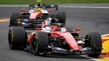 A Ferrari súlyos büntetést kapott, az FIA kettős mércéje Hamilton és Leclerc kapcsán