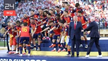 Kellemetlen pillanatok a vb-döntőn: a FIFA-elnök sem tudta elrángatni Trumpot az ünneplő spanyolok mellől