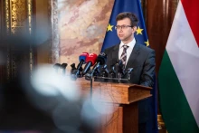 Megválasztották a Fidesz új frakcióvezetőjét, ő Gulyás Gergely utódja  