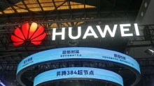 Brutálisan sokba kerülhet Brüsszelnek a Huawei kitiltása: kiszámolták a pontos összeget