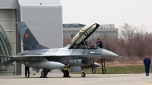 Megerősítették: tüzet nyitottak a NATO vadászgépei a behatolóra - Orosz gépet lőhettek le az F-16-osok