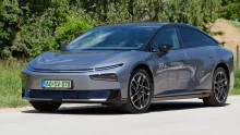 A BMW i5-öst vette célkeresztbe ez a kínai prémiumautó - Xpeng P7+ menetpróba