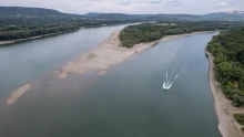 A Duna alacsony vízállása miatt feltorlódtak a szállodahajók, buszokkal viszik tovább a turistákat Budapestre
