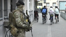 Beépült egy kém a NATO létesítményébe? Súlyos vádakkal vettek őrizetbe egy nőt Európa szívében