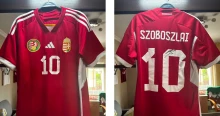 Elárverezik Szoboszlai mezét, hogy ezzel segítsék a baleset miatt árván maradt három kislányt