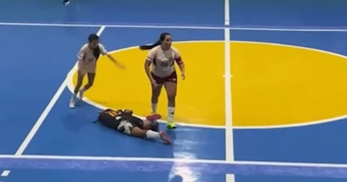 Ez nem véletlen volt: földön fekvő ellenfele fejét rugdalta a női futsalos – videón a borzalmas támadás