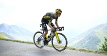 Hajszálon múlt a tragédia a Tour de France-on: ha nincs védőháló, a biciklis a szakadékba zuhan – videó