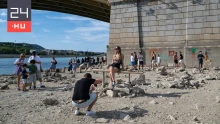 Kutyasétáltatás a mederben – képeken a Duna alacsony vízállása Budapestnél