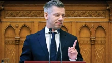 Osztrák lap: Magyar Péter lélegzetelállító tempóban bontja le Orbán tekintélyuralmi rendszerét