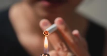 Az Európában forgalomba kerülő ízesített folyadékkal működő elektromos cigaretták 90 százaléka Kínából származik, ahol ezek használata tiltott
