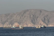Irán szerint továbbra is ők ellenőrzik a Hormuzi szorost, és „kitaláció”, hogy békéért könyörögnének