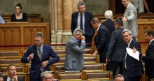 Kivonult a Fidesz és a KDNP a parlamentből: belefojtották a szót Hankó Balázsba