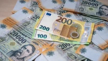 Közelebb kerülhet a magyar euró: óriásit nyerhetünk a forint leváltásával, de elképesztően súlyos ára is lenne a csatlakozásnak