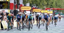 Óriási botrány a Tour de France-on: ököllel esett egymásnak két szurkoló – videó