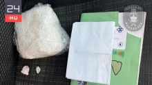 Gyanúsan lassan haladtak a Skodával, fél kiló kristály került elő az ülés alól