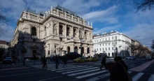 Átvilágítja az Operaházat a kormány, Ókovács áll elébe és Puccinit ajánl