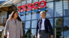 A Tesco is beszállt az energiatakarékossági versenybe: nem adnak több hűtött italt