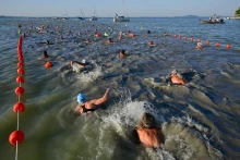 Kánikulában zajlik a Balaton-átúszás, 90 éves a legidősebb nevező