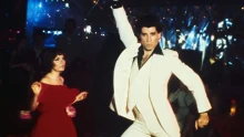 Több mint 100 millió forintot érhet John Travolta ikonikus fehér öltönye