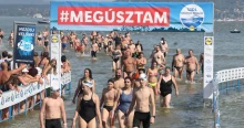 Veteránok és fiatalok a hullámok hátán győzték le a hőséget: ilyen volt a 44. Lidl Balaton-átúszás - videó