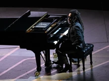 A vasárnapi Lenny Kravitz koncerten is spórolnak az árammal