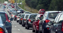 Hármas karambol történt az M1-esen Bicske közelében: mentők és tűzoltók a helyszínen