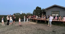 „Lesz a Balatonon is légoltalmi pince?” – ukrán gyerekek táboroznak a siófoki lómenhelyen