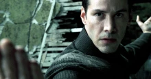 Mégis mi történt vele? Felismerhetetlenre öregedett Keanu Reeves! Ki se látszik az arca torzonborz, őszülő szakállából - Fotó